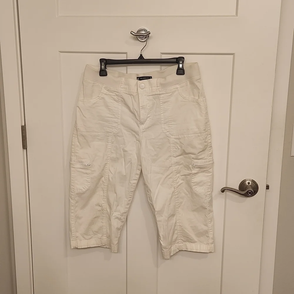 White Lee short pants